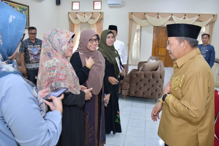 Suasana saat Rektor Universitas Fort de Kock Bukittinggi, Dr Evi Hasnita bahas kerjasama dengan Bupati Agam, Andri Warman
